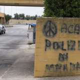 ...si incupisce nelle invettive alla polizia...